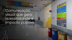 A comunicação visual (incluir link do dia 09/10) é um dos pilares mais poderosos na construção de marcas e na transmissão de mensagens. No entanto, quando não projetada com acessibilidade em mente, pode inadvertidamente excluir uma parcela significativa da população. Segundo artigo publicado pela Univali, no Brasil, mais de 6,5 milhões de pessoas convivem com algum grau de deficiência visual, sendo 500 mil cegas e cerca de 6 milhões com baixa visão. Neste contexto, a comunicação visual inclusiva emerge como uma estratégia essencial para garantir que todas as pessoas, independentemente de suas habilidades ou limitações, possam acessar e compreender as mensagens transmitidas. Ao adotar práticas de acessibilidade na comunicação visual, as marcas não apenas ampliam seu alcance, mas também demonstram compromisso com a inclusão e a diversidade. O que é comunicação visual inclusiva? A comunicação visual inclusiva vai além da estética; ela busca criar experiências compreensíveis e acessíveis a todos. Isso implica considerar diferentes deficiências, visual, auditiva, motora e cognitiva, ao projetar materiais gráficos, sinalizações e displays. Elementos como contraste adequado, tipografia legível, uso de braille e audiodescrição são fundamentais para garantir a eficácia da comunicação. Importância da acessibilidade na comunicação visual 1. Ampliação do alcance e engajamento Ao tornar os materiais de comunicação acessíveis, as marcas conseguem atingir um público mais amplo. Isso não apenas aumenta a base de clientes, mas também fortalece a imagem da marca como socialmente responsável e inclusiva. 2. Cumprimento de normas e legislações No Brasil, a Lei Brasileira de Inclusão (LBI) estabelece que é direito das pessoas com deficiência o acesso à comunicação, informação e cultura. Portanto, adaptar materiais de comunicação para serem acessíveis não é apenas uma questão ética, mas também legal. 3. Melhoria da experiência do usuário Uma comunicação clara e acessível contribui para uma melhor experiência do usuário, reduzindo frustrações e aumentando a satisfação do público. Como adaptar peças físicas para acessibilidade Adaptar materiais físicos, como faixas, banners e displays, para serem acessíveis envolve a aplicação de princípios de design inclusivo. Algumas práticas recomendadas incluem: Contraste adequado: utilizar combinações de cores que garantam legibilidade para pessoas com deficiência visual; Tipografia legível: escolher fontes simples, com espaçamento adequado e tamanho apropriado; Uso de Braille: incorporar o sistema de escrita braille em sinalizações e materiais informativos; Audiodescrição: disponibilizar descrições sonoras de conteúdos visuais para pessoas com deficiência visual; Sinalização tátil: implementar elementos táteis que permitam a orientação e compreensão do ambiente. Essas adaptações não apenas tornam os materiais mais inclusivos, mas também transmitem uma mensagem clara de que a marca se importa com todos os seus públicos. Exemplos Práticos de Comunicação Visual Inclusiva Parceria com o Teleton e a AACD O Grupo Fera Brasil tem se destacado na implementação de comunicação visual inclusiva por meio de parcerias com instituições como é o caso do Teleton e da AACD. Nesse case, foram desenvolvidas peças que atendem às necessidades de acessibilidade, garantindo que todos os participantes pudessem interagir e compreender as mensagens transmitidas. Sinalização visual inclusiva A implementação de sinalização visual inclusiva em espaços públicos e privados é uma prática que tem ganhado destaque. Ao incorporar elementos como placas em braille, contrastes adequados e informações táteis, é possível criar ambientes mais acessíveis e acolhedores. Benefícios da comunicação visual inclusiva Fortalecimento da imagem da marca: marcas que investem em acessibilidade demonstram compromisso com a inclusão e responsabilidade social; Aumento da fidelização do cliente: clientes que se sentem representados e respeitados tendem a se fidelizar à marca; Diferenciação no mercado: a adoção de práticas inclusivas pode ser um diferencial competitivo significativo; Contribuição para uma sociedade mais justa: ao promover a inclusão, as marcas desempenham um papel ativo na construção de uma sociedade mais equitativa. Comunicação visual inclusiva - para que todos tenham acesso à informação Em síntese, ao adotar práticas de acessibilidade na comunicação visual, as marcas não apenas ampliam seu alcance, mas também demonstram compromisso com a inclusão e a diversidade. Investir em comunicação visual inclusiva é investir em um futuro mais acessível e justo para todos. Deseja ampliar o alcance da sua marca e tornar suas campanhas acessíveis a todos, fale com o Grupo Fera. E para mais notícias sobre o tema, continue explorando nosso blog.