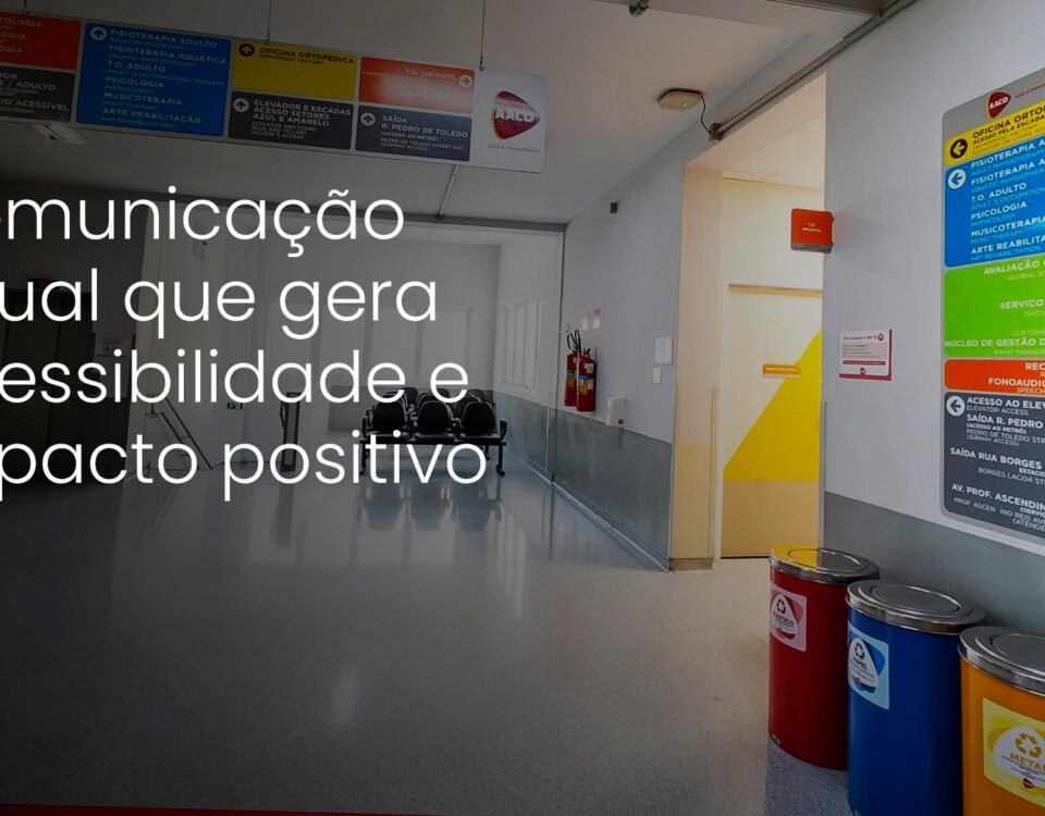 A comunicação visual (incluir link do dia 09/10) é um dos pilares mais poderosos na construção de marcas e na transmissão de mensagens. No entanto, quando não projetada com acessibilidade em mente, pode inadvertidamente excluir uma parcela significativa da população. Segundo artigo publicado pela Univali, no Brasil, mais de 6,5 milhões de pessoas convivem com algum grau de deficiência visual, sendo 500 mil cegas e cerca de 6 milhões com baixa visão. Neste contexto, a comunicação visual inclusiva emerge como uma estratégia essencial para garantir que todas as pessoas, independentemente de suas habilidades ou limitações, possam acessar e compreender as mensagens transmitidas. Ao adotar práticas de acessibilidade na comunicação visual, as marcas não apenas ampliam seu alcance, mas também demonstram compromisso com a inclusão e a diversidade. O que é comunicação visual inclusiva? A comunicação visual inclusiva vai além da estética; ela busca criar experiências compreensíveis e acessíveis a todos. Isso implica considerar diferentes deficiências, visual, auditiva, motora e cognitiva, ao projetar materiais gráficos, sinalizações e displays. Elementos como contraste adequado, tipografia legível, uso de braille e audiodescrição são fundamentais para garantir a eficácia da comunicação. Importância da acessibilidade na comunicação visual 1. Ampliação do alcance e engajamento Ao tornar os materiais de comunicação acessíveis, as marcas conseguem atingir um público mais amplo. Isso não apenas aumenta a base de clientes, mas também fortalece a imagem da marca como socialmente responsável e inclusiva. 2. Cumprimento de normas e legislações No Brasil, a Lei Brasileira de Inclusão (LBI) estabelece que é direito das pessoas com deficiência o acesso à comunicação, informação e cultura. Portanto, adaptar materiais de comunicação para serem acessíveis não é apenas uma questão ética, mas também legal. 3. Melhoria da experiência do usuário Uma comunicação clara e acessível contribui para uma melhor experiência do usuário, reduzindo frustrações e aumentando a satisfação do público. Como adaptar peças físicas para acessibilidade Adaptar materiais físicos, como faixas, banners e displays, para serem acessíveis envolve a aplicação de princípios de design inclusivo. Algumas práticas recomendadas incluem: Contraste adequado: utilizar combinações de cores que garantam legibilidade para pessoas com deficiência visual; Tipografia legível: escolher fontes simples, com espaçamento adequado e tamanho apropriado; Uso de Braille: incorporar o sistema de escrita braille em sinalizações e materiais informativos; Audiodescrição: disponibilizar descrições sonoras de conteúdos visuais para pessoas com deficiência visual; Sinalização tátil: implementar elementos táteis que permitam a orientação e compreensão do ambiente. Essas adaptações não apenas tornam os materiais mais inclusivos, mas também transmitem uma mensagem clara de que a marca se importa com todos os seus públicos. Exemplos Práticos de Comunicação Visual Inclusiva Parceria com o Teleton e a AACD O Grupo Fera Brasil tem se destacado na implementação de comunicação visual inclusiva por meio de parcerias com instituições como é o caso do Teleton e da AACD. Nesse case, foram desenvolvidas peças que atendem às necessidades de acessibilidade, garantindo que todos os participantes pudessem interagir e compreender as mensagens transmitidas. Sinalização visual inclusiva A implementação de sinalização visual inclusiva em espaços públicos e privados é uma prática que tem ganhado destaque. Ao incorporar elementos como placas em braille, contrastes adequados e informações táteis, é possível criar ambientes mais acessíveis e acolhedores. Benefícios da comunicação visual inclusiva Fortalecimento da imagem da marca: marcas que investem em acessibilidade demonstram compromisso com a inclusão e responsabilidade social; Aumento da fidelização do cliente: clientes que se sentem representados e respeitados tendem a se fidelizar à marca; Diferenciação no mercado: a adoção de práticas inclusivas pode ser um diferencial competitivo significativo; Contribuição para uma sociedade mais justa: ao promover a inclusão, as marcas desempenham um papel ativo na construção de uma sociedade mais equitativa. Comunicação visual inclusiva - para que todos tenham acesso à informação Em síntese, ao adotar práticas de acessibilidade na comunicação visual, as marcas não apenas ampliam seu alcance, mas também demonstram compromisso com a inclusão e a diversidade. Investir em comunicação visual inclusiva é investir em um futuro mais acessível e justo para todos. Deseja ampliar o alcance da sua marca e tornar suas campanhas acessíveis a todos, fale com o Grupo Fera. E para mais notícias sobre o tema, continue explorando nosso blog.