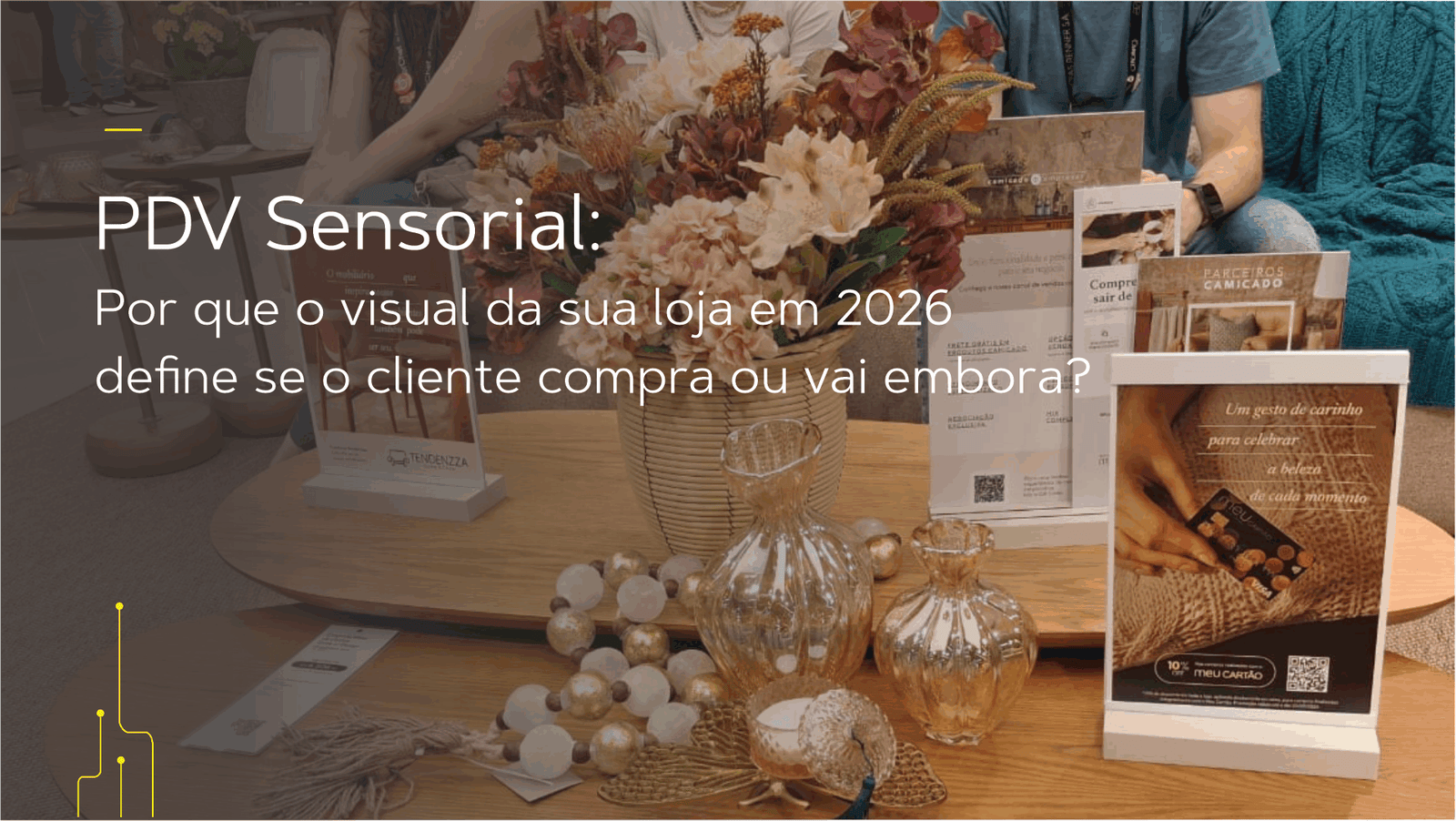 "Exemplo de PDV sensorial em loja de decoração com displays de mesa estratégicos e sinalização de ofertas."