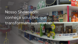 Showroom de comunicação visual com diferentes materiais, acabamentos e soluções expostas para empresas que buscam fortalecer sua marca