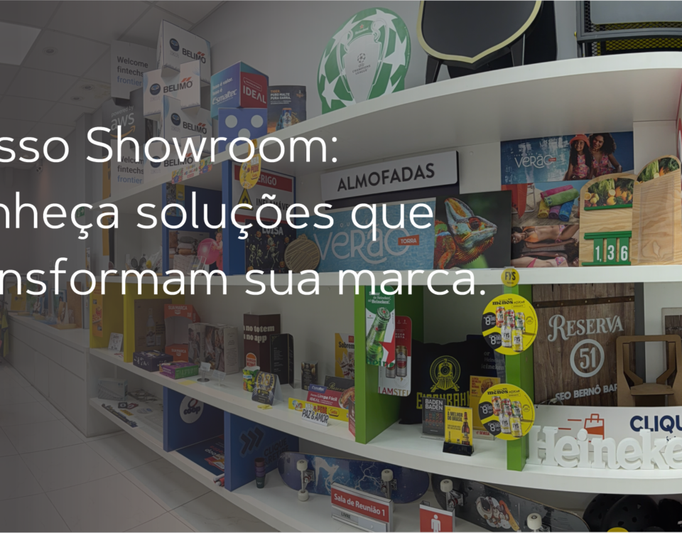 Showroom de comunicação visual com diferentes materiais, acabamentos e soluções expostas para empresas que buscam fortalecer sua marca