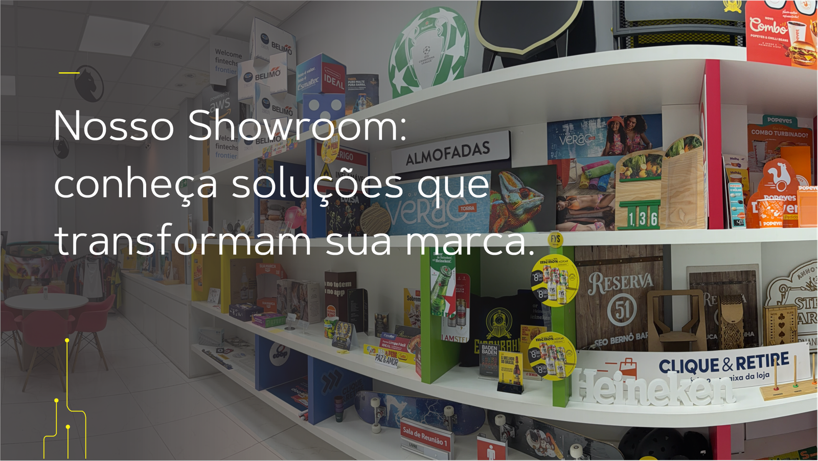 Showroom de comunicação visual com diferentes materiais, acabamentos e soluções expostas para empresas que buscam fortalecer sua marca