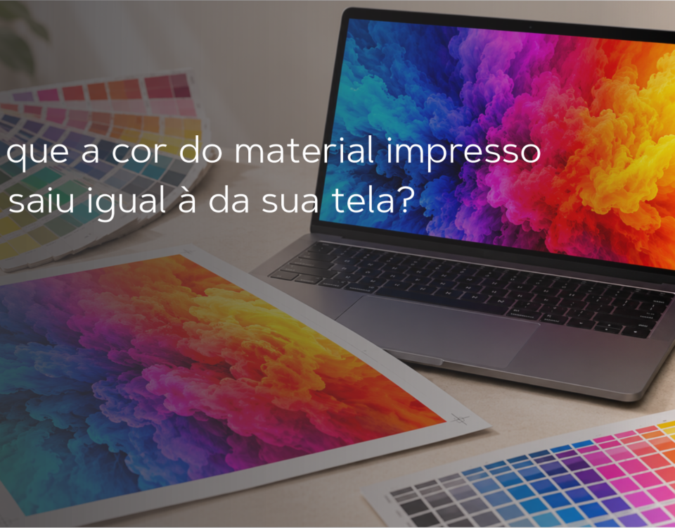 Tela de computador e material impresso mostrando a diferença de cores entre RGB e CMYK na impressão.