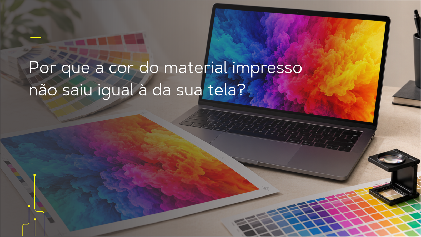 Tela de computador e material impresso mostrando a diferença de cores entre RGB e CMYK na impressão.